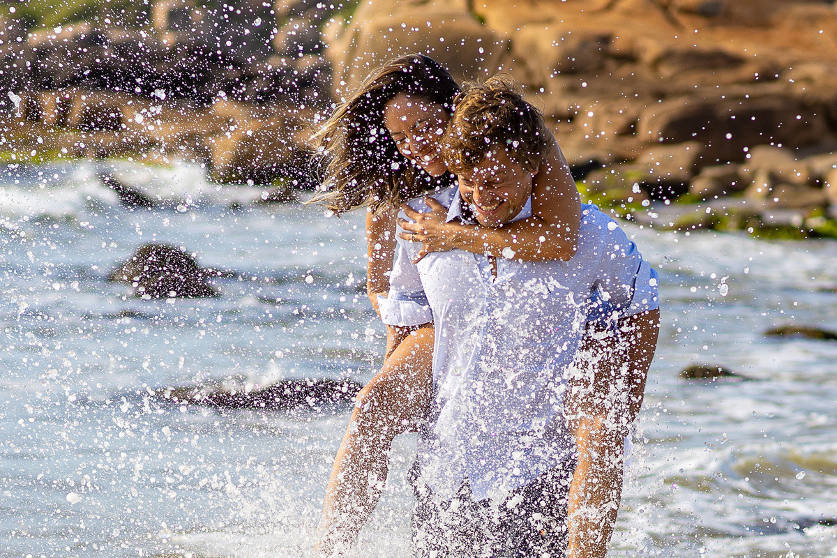 pré-wedding SC correndo na água do mar