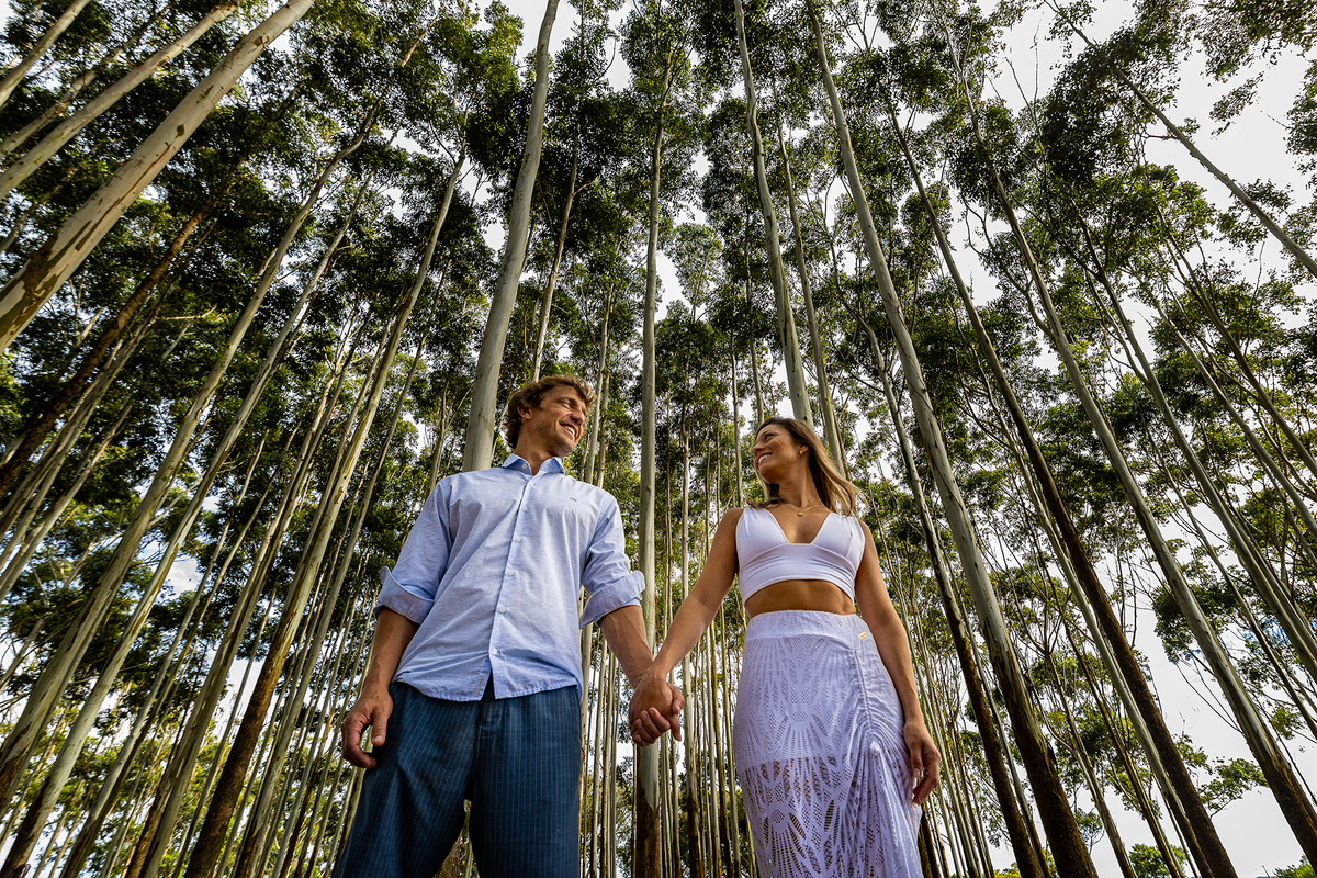 Ensaio casal em meio a natureza