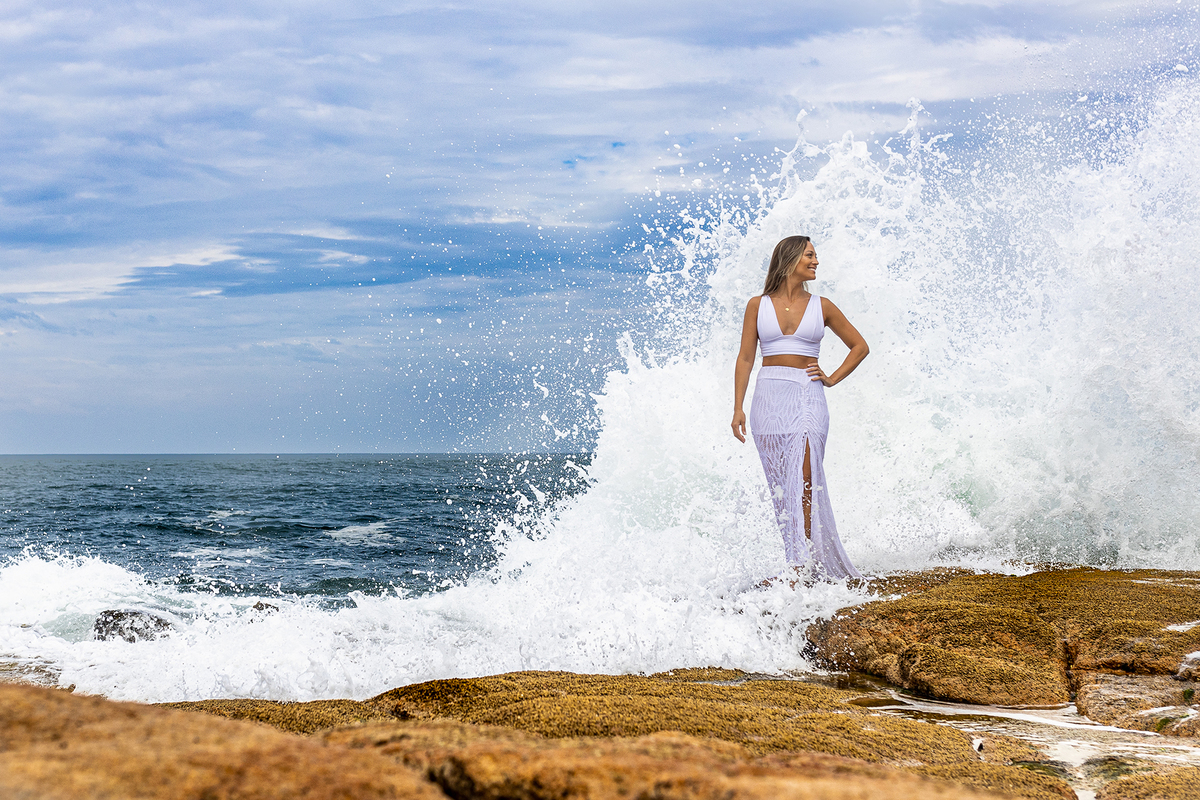 Pré-wedding, água do mar batendo nos rochedos