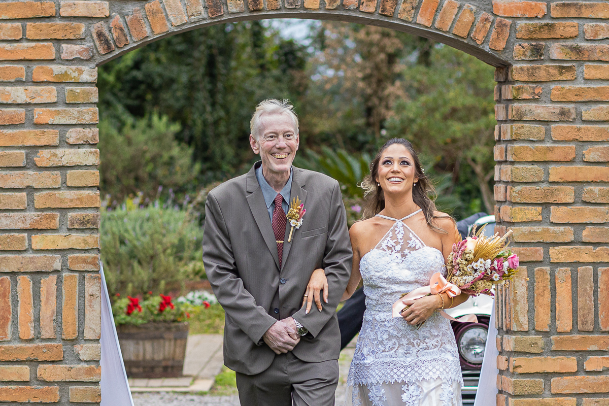Fotógrafo de casamento Petter Campagna, casamento Caxias do Sul, entrada da noiva com o pai