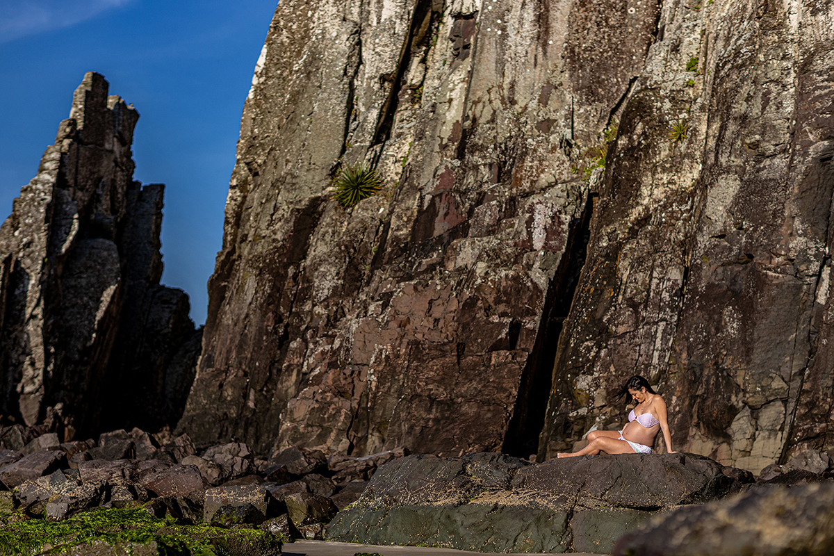 Ensaio em Torres/RS, ensaio gestante na praia, ensaio gestante, fotógrafo Petter Campagna, ensaio nas pedras