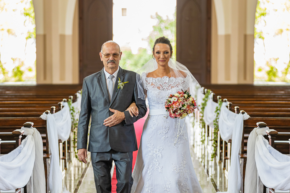 Retrato de noiva, Casamento Daiane e Claudio, making of  do noivo, casamento na serra, preparação, fotografo de casamento Petter Campagna, casamento Caxias do Sul, entrada da noiva, igreja dos Capuchinhos