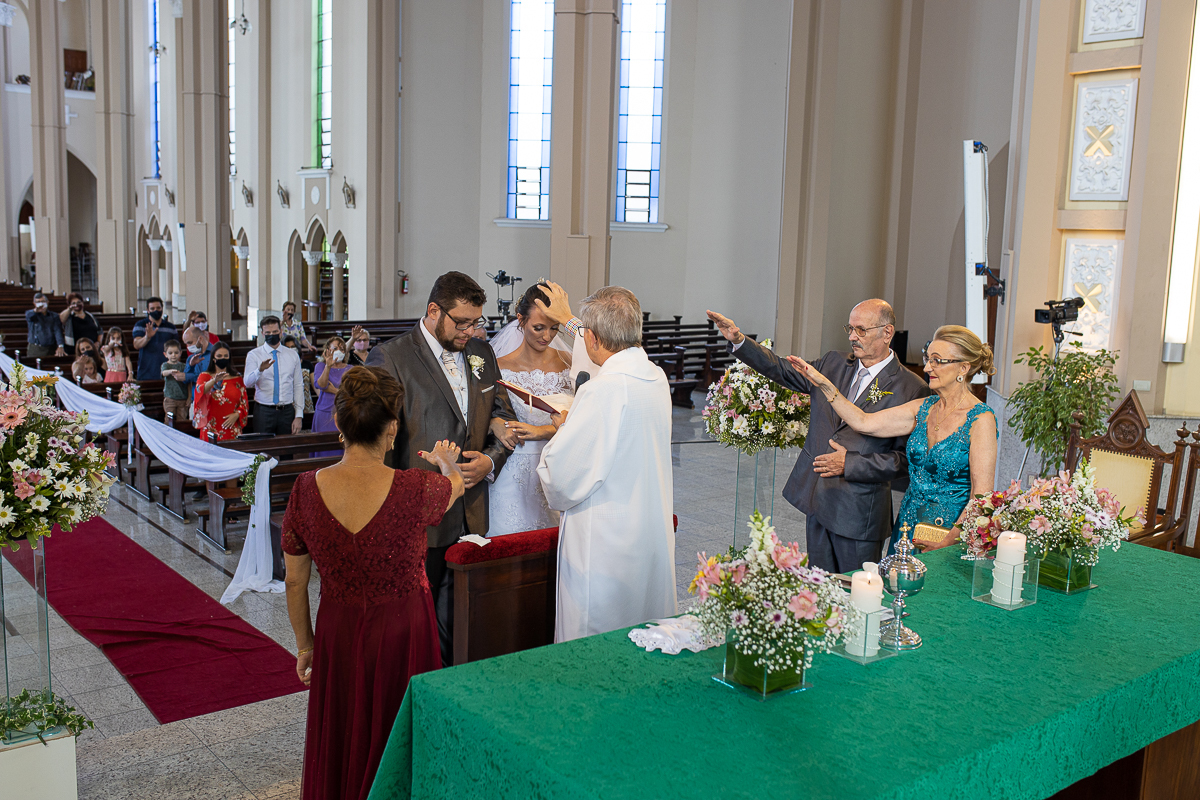 Casamento Daiane e Claudio, casamento na serra, preparação, fotografo de casamento Petter Campagna, casamento Caxias do Sul, detalhes, Frei Jaime, Igreja Capuchinhos, a benção