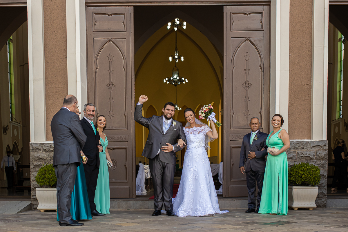 Casamento Daiane e Claudio, casamento na serra, preparação, fotografo de casamento Petter Campagna, casamento Caxias do Sul, detalhes, Frei Jaime, Igreja Capuchinhos, casados e felizes, saída dos noivos