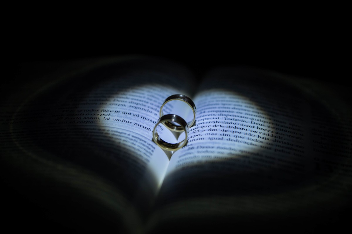 Bíblia com alianças