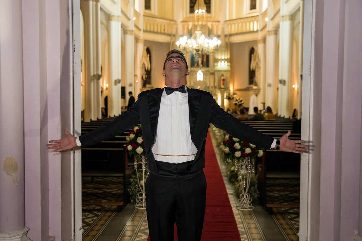 Noivo na porta da Igreja