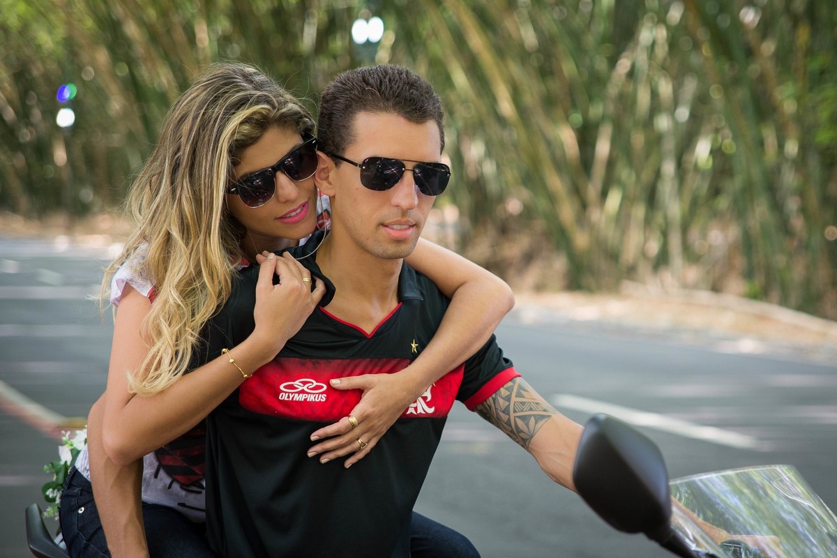 Casal de noivos em ensaio