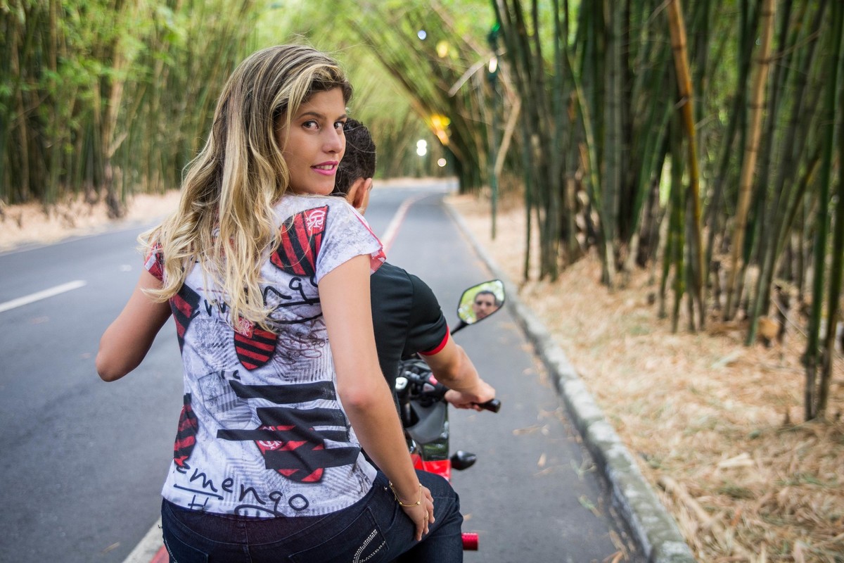 noivos na entrada do aeroporto