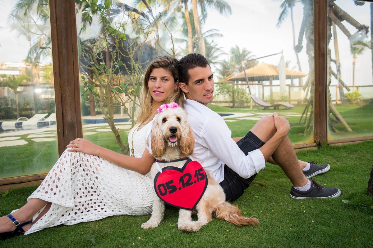 Noivos em ensaio com cachorro