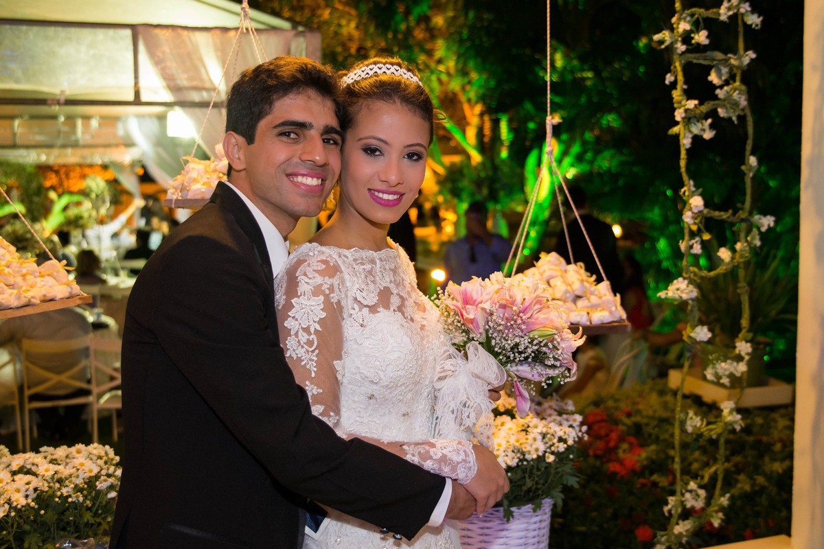 Noivos em espaço aberto