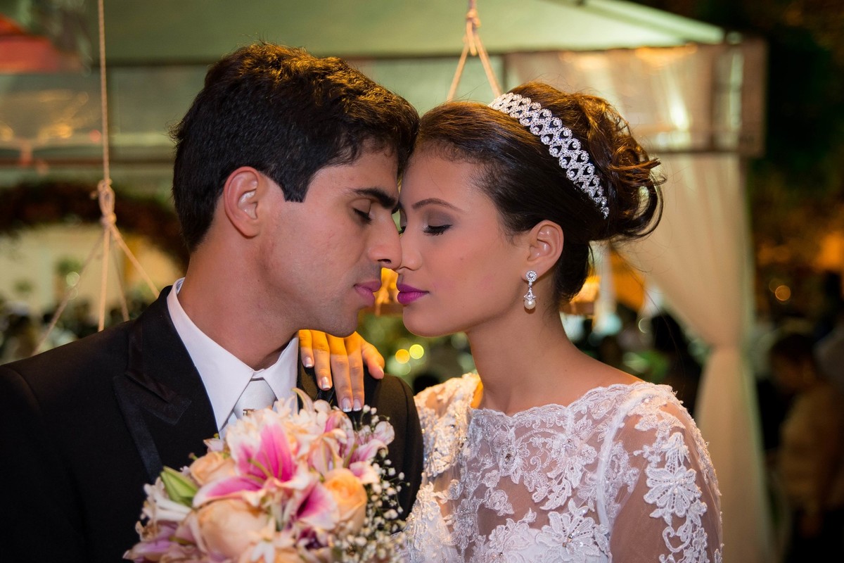 Casal de noivos apaixonados