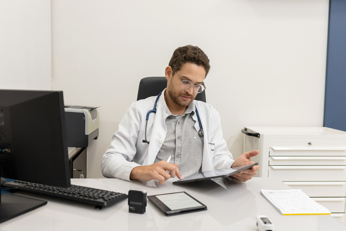 Retrato Profissional - Dr. Carlos Eduardo - Médico Psiquiatra  - Caraguatatuba-SP - Consultório Particular - Portfólio Profissional 