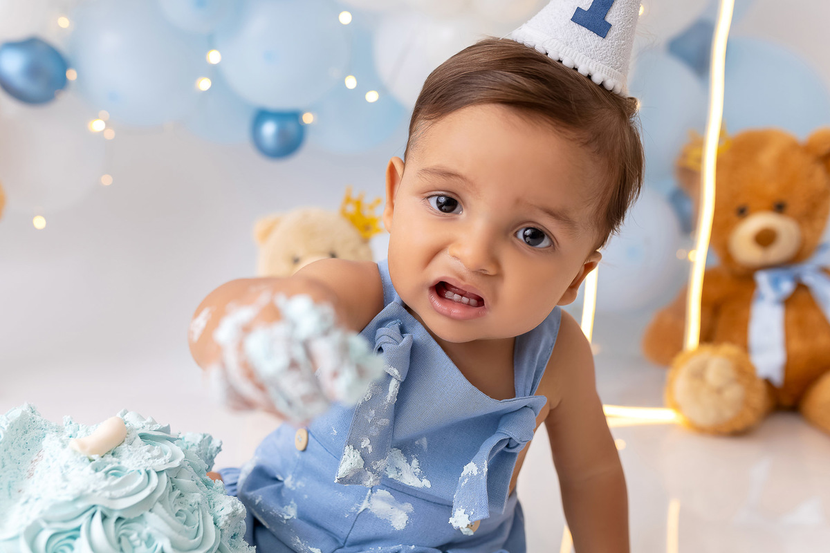 Smash The Cake Bolo - Smash the Cake Comendo bolo - Smash The Cake Menino -  smash the cake ursinho azul - smash the cake urso azul - smash the cake azul - Smash The Cake em Estúdio - Smash The Cake Davi- On Click Fotografia - Estúdio on click fotografia 