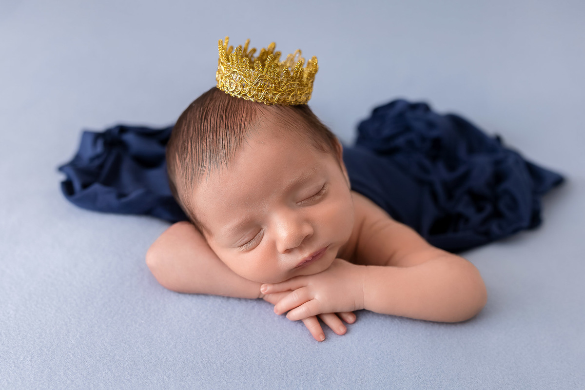 Newborn caraguatatuba - newborn menino azul - newborn menino no puff - foto recem-nascido caraguatatuba - estúdio fotográfico caragua - newborn menino com coroa