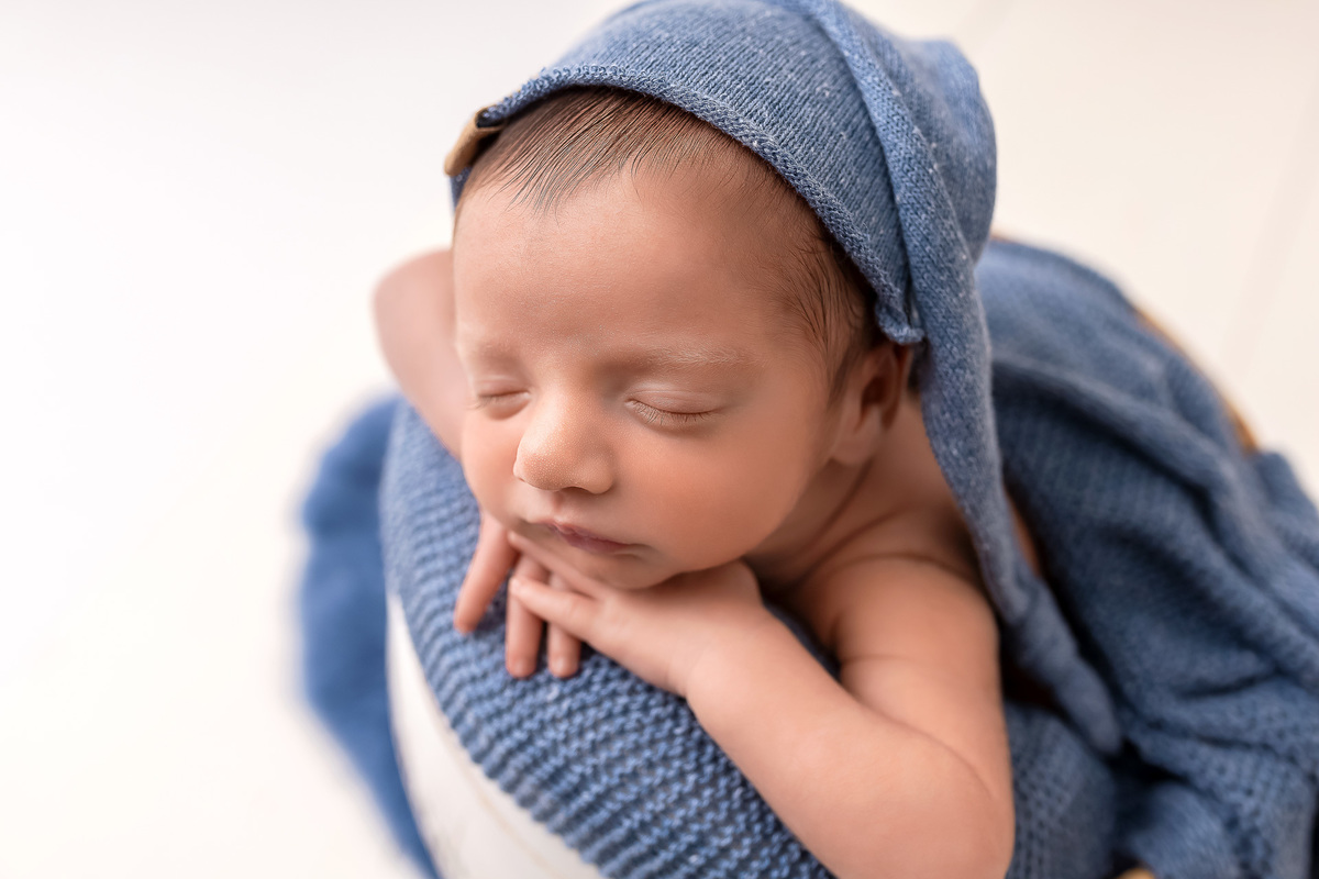 Newborn caraguatatuba - newborn menino azul - newborn menino no baldinho - foto recem-nascido caraguatatuba - estúdio fotográfico caragua 