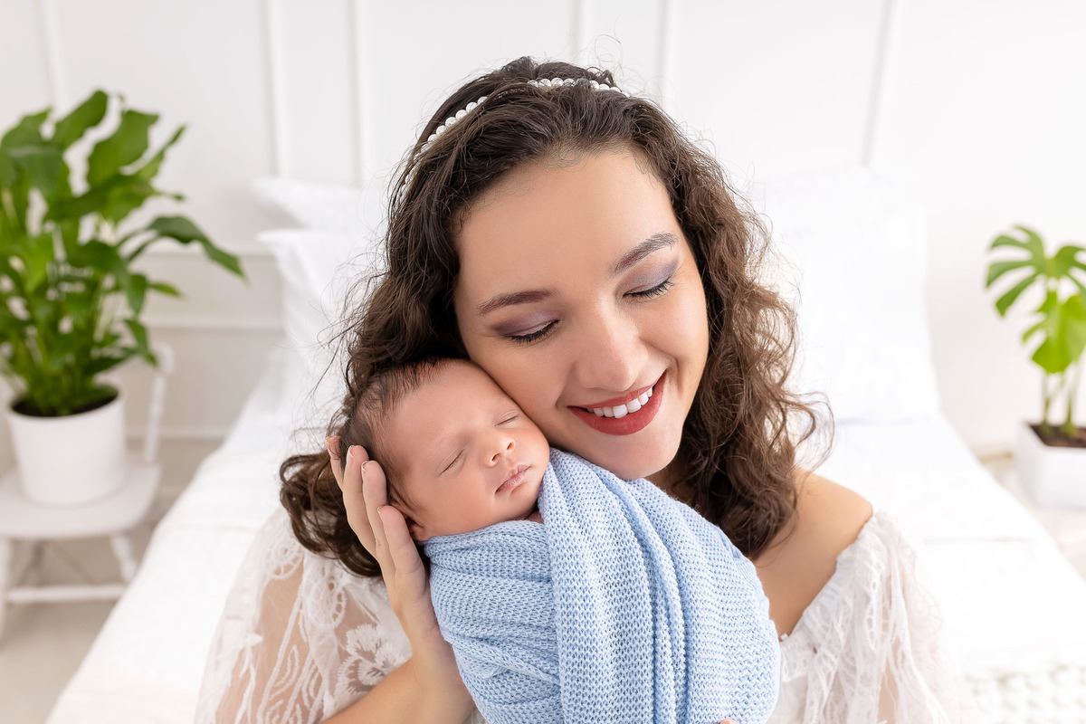  Newborn caraguatatuba - newborn menino azul - newborn menino com a mãe- foto recem-nascido caraguatatuba - estúdio fotográfico caragua - newborn quarto 

