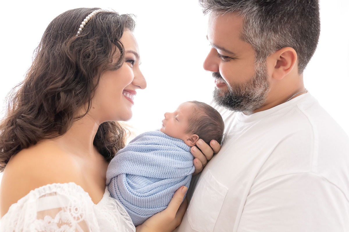 Newborn caraguatatuba - newborn menino azul - newborn menino com a pai- foto recem-nascido caraguatatuba - estúdio fotográfico caragua - newborn colo pai e mãe 