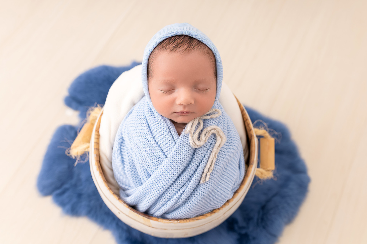  Newborn caraguatatuba - newborn menino azul - newborn menino no baldinho - foto recem-nascido caraguatatuba - estúdio fotográfico caragua - newborn no wrap - bebê enroladinho newborn 