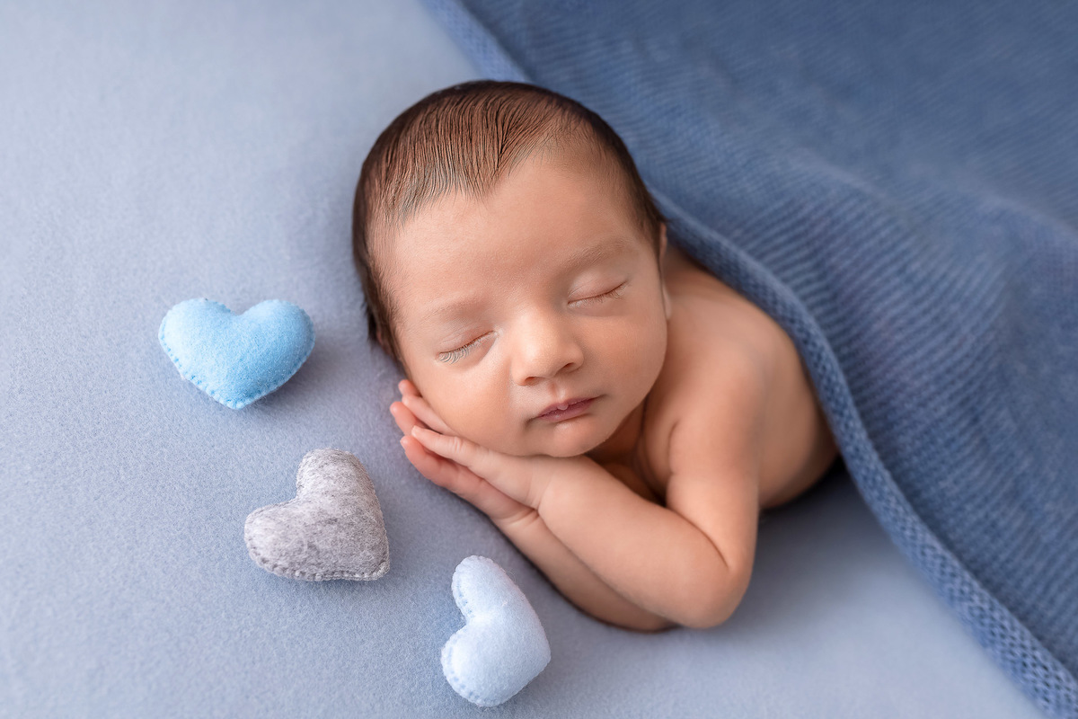 Newborn caraguatatuba - newborn menino azul - newborn menino no puff - foto recem-nascido caraguatatuba - estúdio fotográfico caragua 