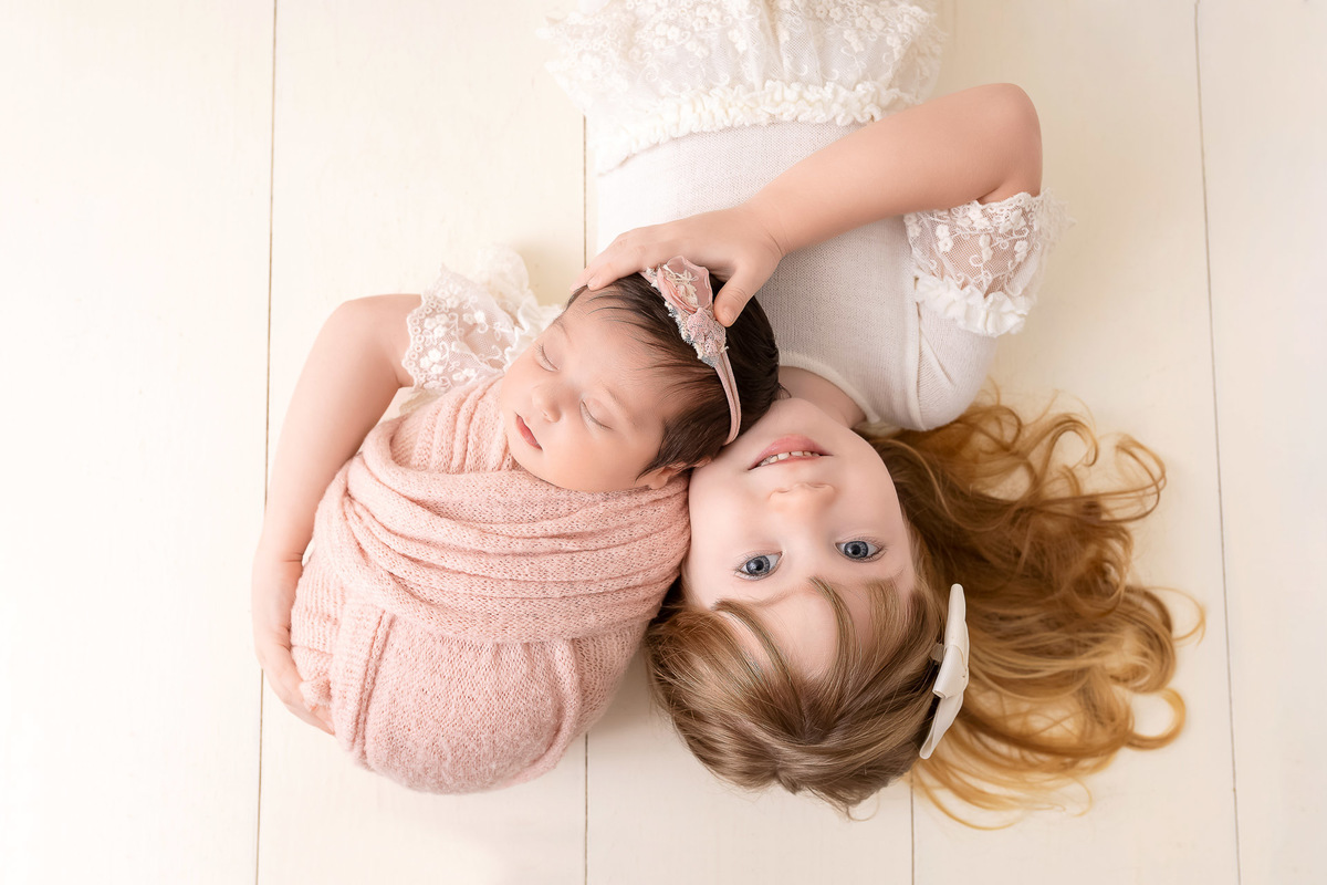  Newborn caraguatatuba - newborn menina rosa - newborn menina com irmã - foto recem-nascido caraguatatuba - estúdio fotográfico caragua - newborn no wrap - bebê enroladinho newborn 