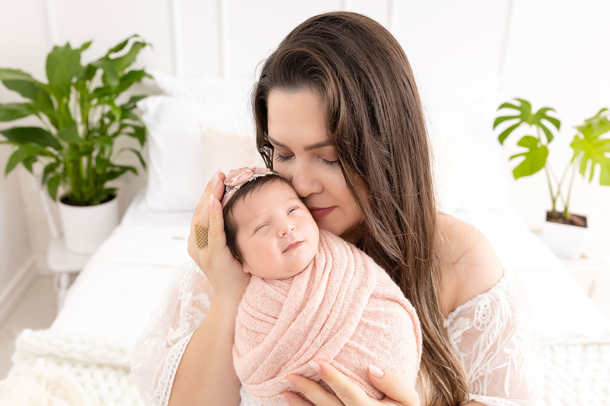  Newborn caraguatatuba - newborn menina rosa - newborn familia - foto recem-nascido caraguatatuba - estúdio fotográfico caragua - newborn no wrap - bebê enroladinho newborn 