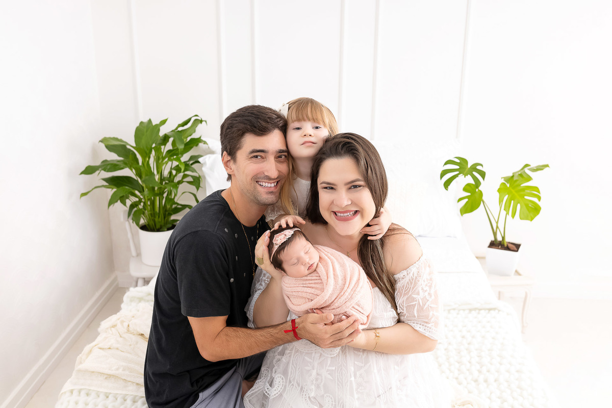  Newborn caraguatatuba - newborn menina rosa - newborn familia - foto recem-nascido caraguatatuba - estúdio fotográfico caragua - newborn no wrap - bebê enroladinho newborn 