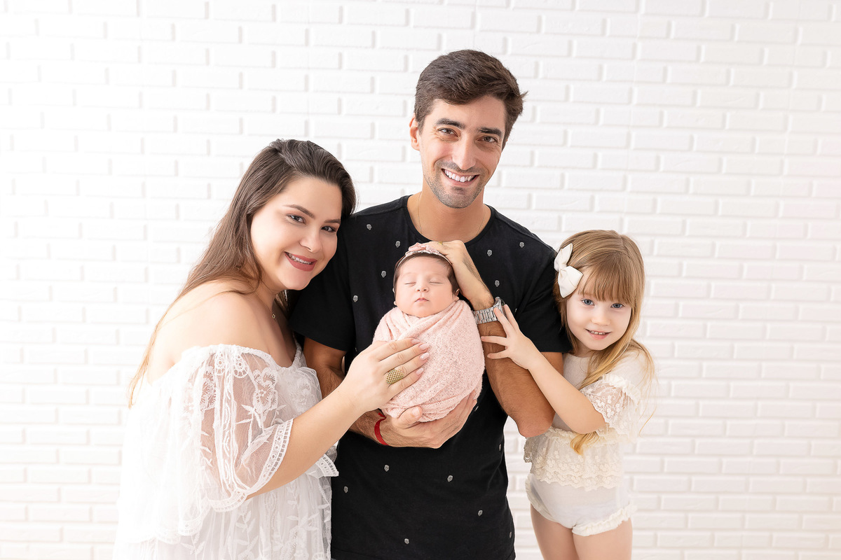  Newborn caraguatatuba - newborn menina rosa - newborn familia - foto recem-nascido caraguatatuba - estúdio fotográfico caragua - newborn no wrap - bebê enroladinho newborn 