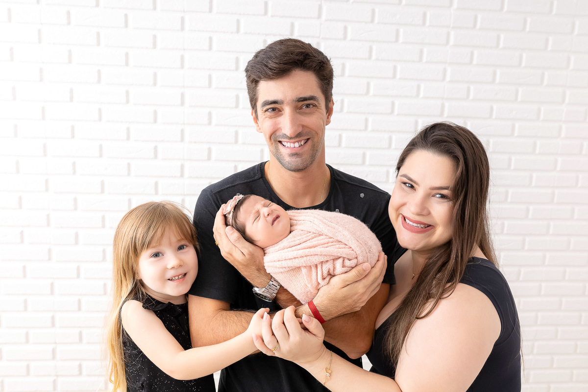  Newborn caraguatatuba - newborn menina rosa - newborn familia - foto recem-nascido caraguatatuba - estúdio fotográfico caragua - newborn no wrap - bebê enroladinho newborn 