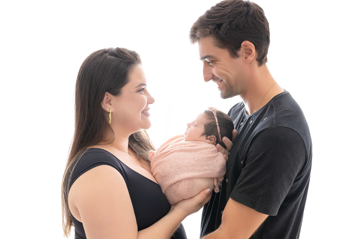  Newborn caraguatatuba - newborn menina rosa - newborn familia - foto recem-nascido caraguatatuba - estúdio fotográfico caragua - newborn no wrap - bebê enroladinho newborn 