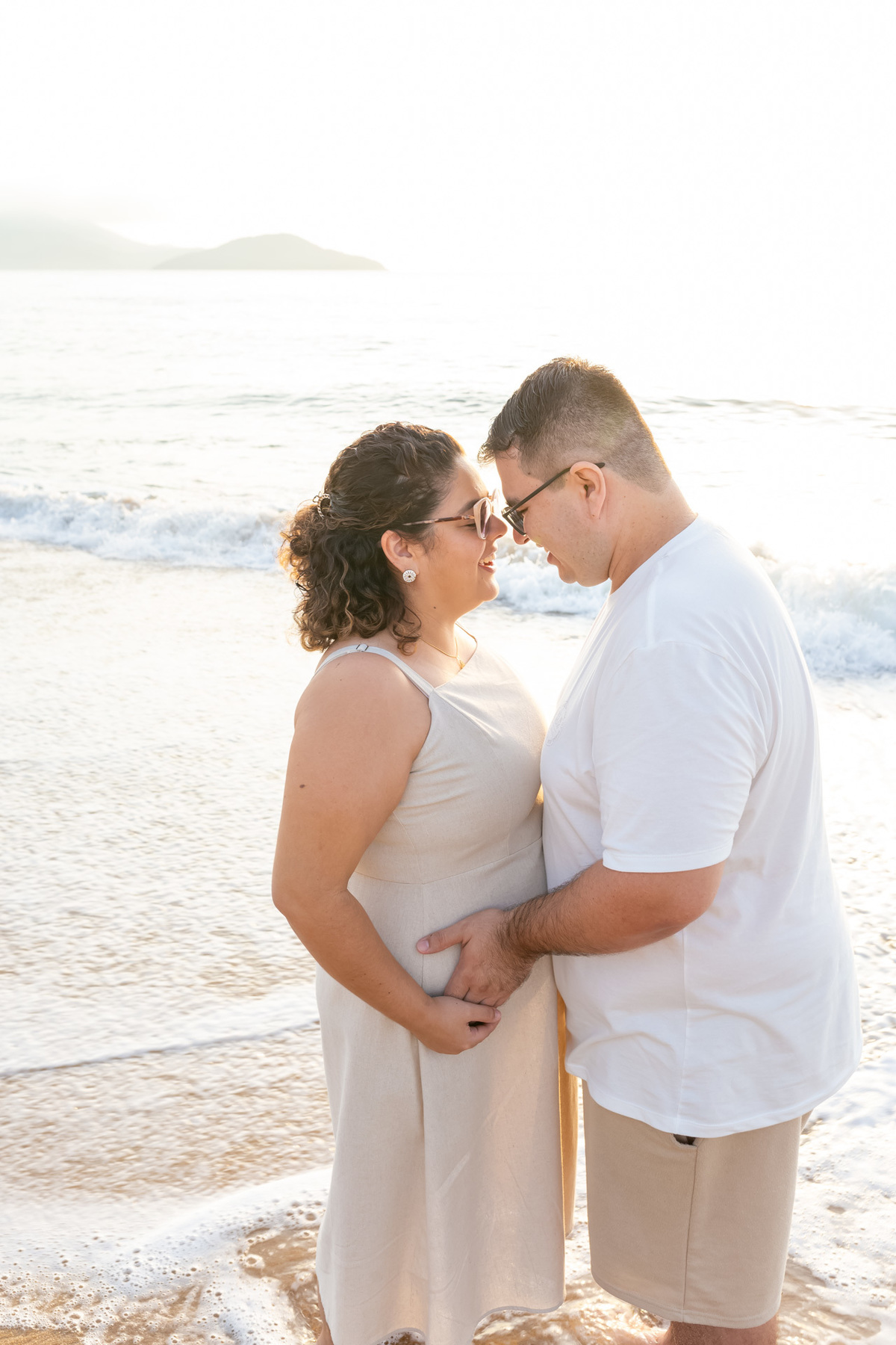 Ensaio gestante na praia - Praia do Capricórnio - Caraguatatuba/SP - Fotógrafos Jhuli e Rogério