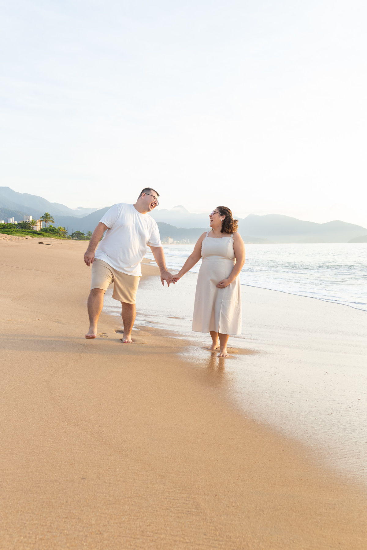 Ensaio gestante na praia - Praia do Capricórnio - Caraguatatuba/SP - Fotógrafos Jhuli e Rogério