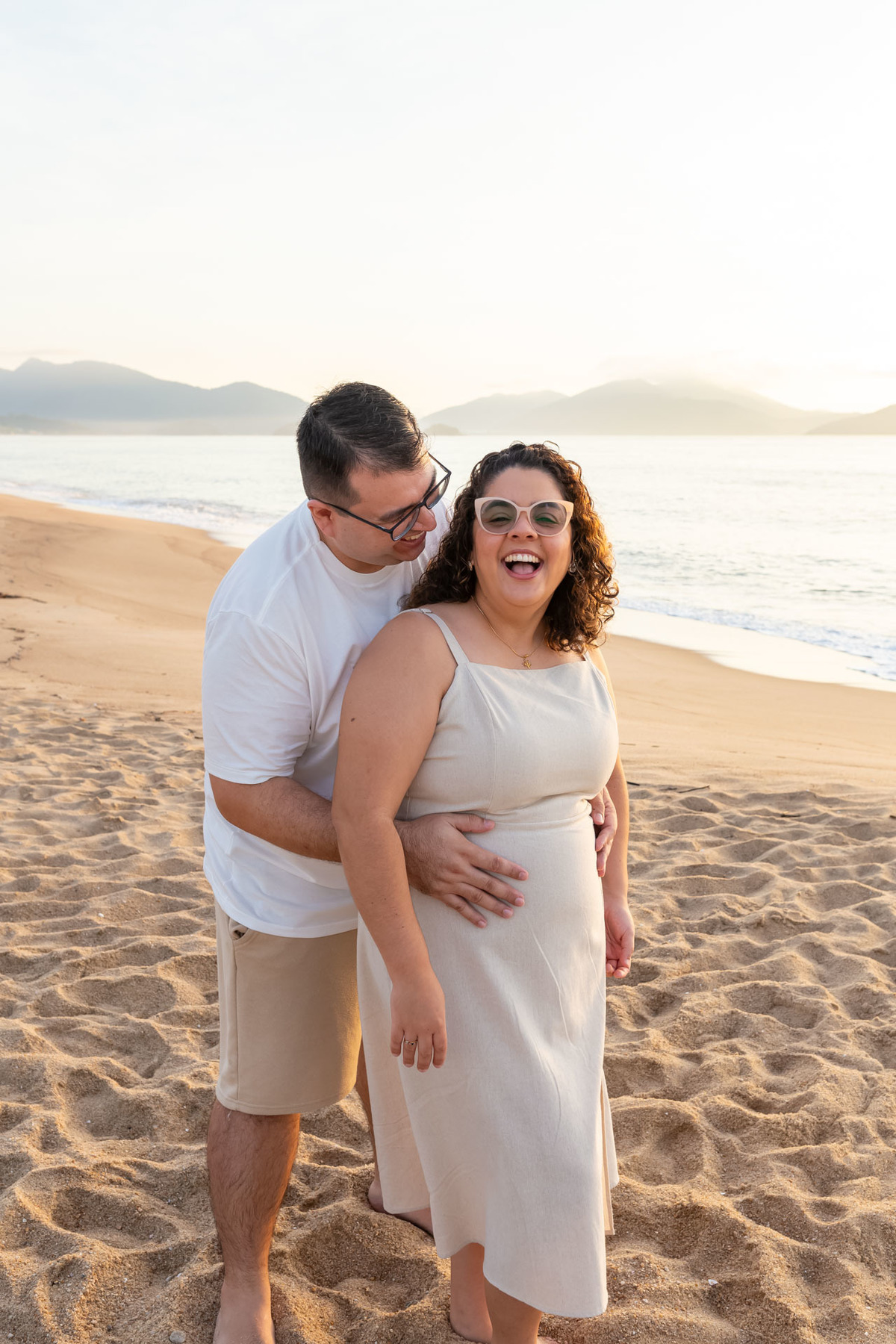 Ensaio gestante na praia - Praia do Capricórnio - Caraguatatuba/SP - Fotógrafos Jhuli e Rogério