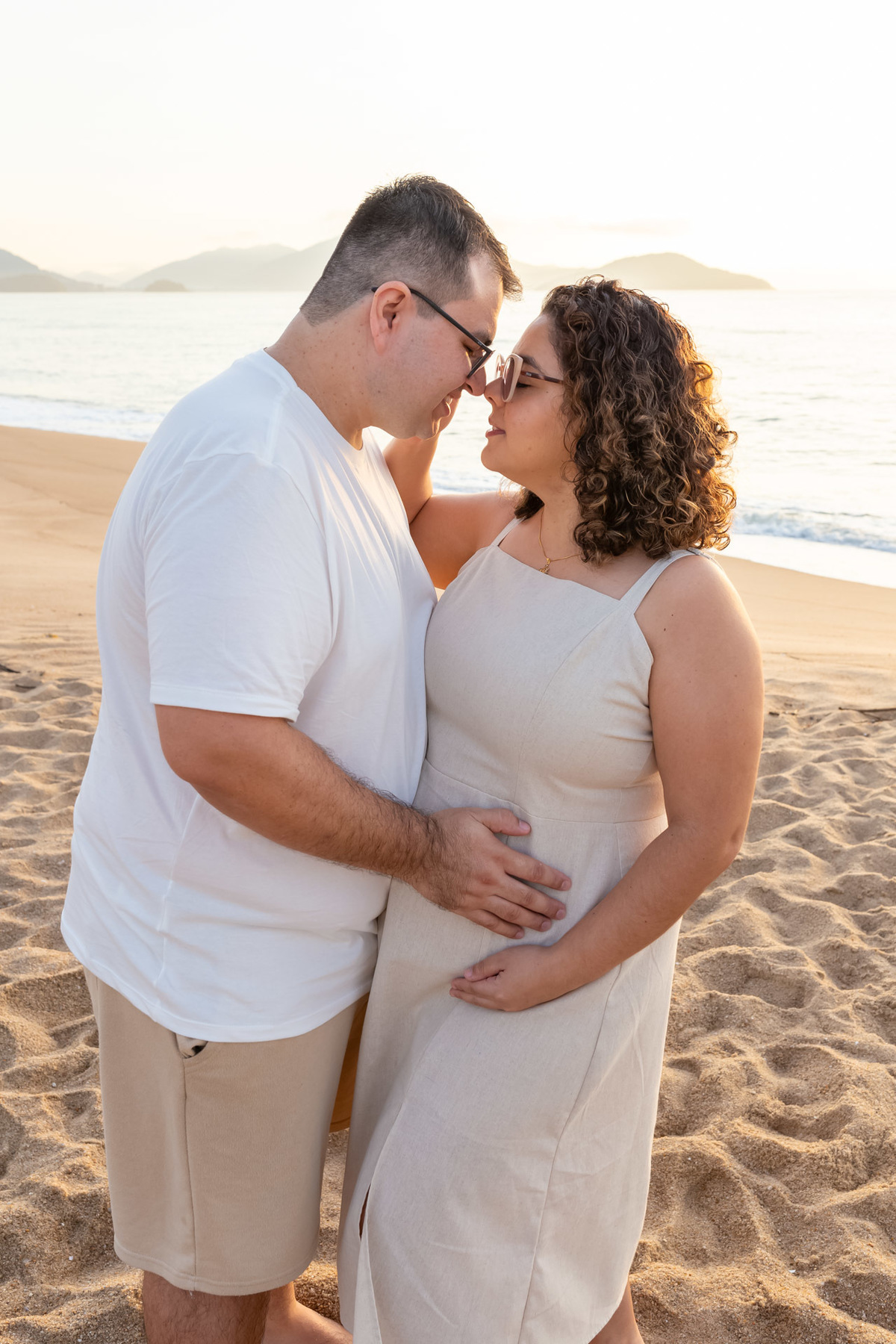 Ensaio gestante na praia - Praia do Capricórnio - Caraguatatuba/SP - Fotógrafos Jhuli e Rogério