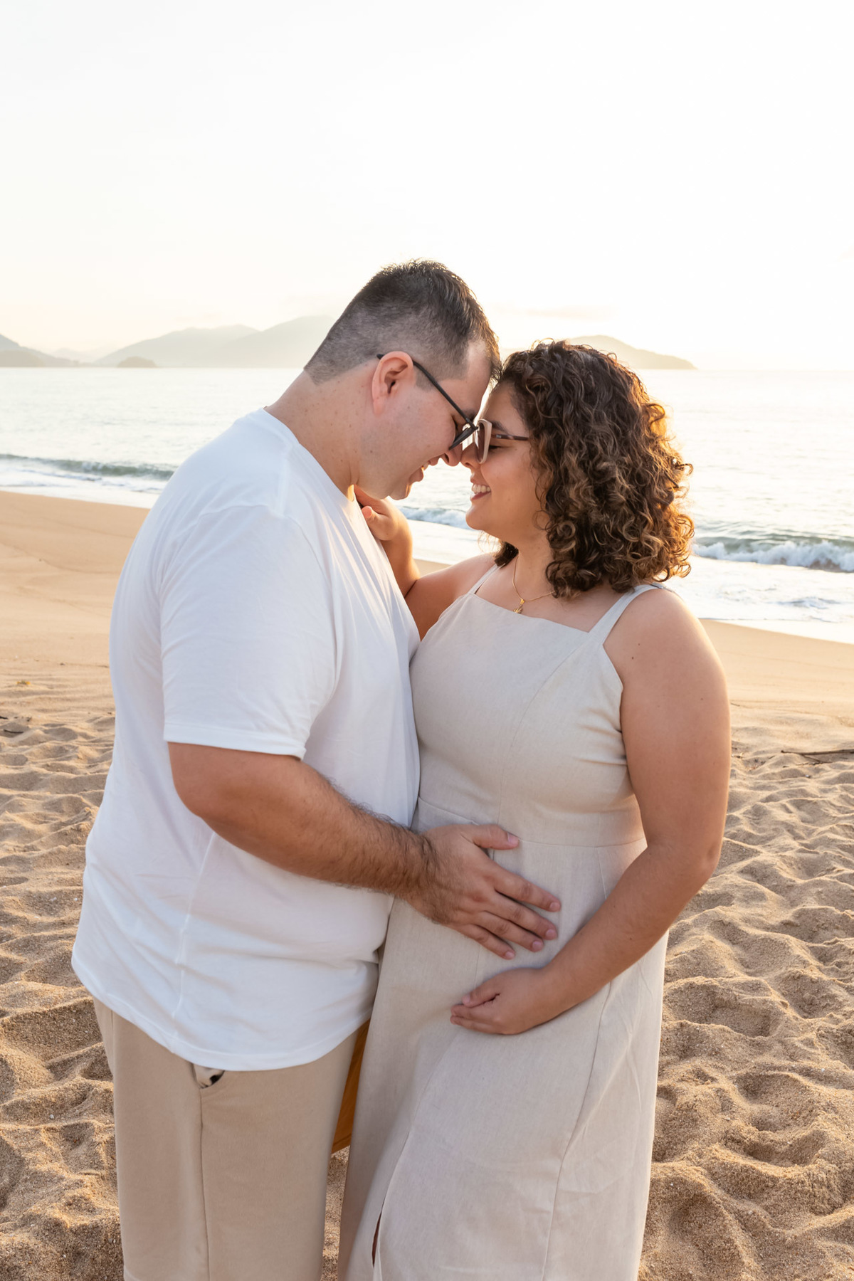 Ensaio gestante na praia - Praia do Capricórnio - Caraguatatuba/SP - Fotógrafos Jhuli e Rogério