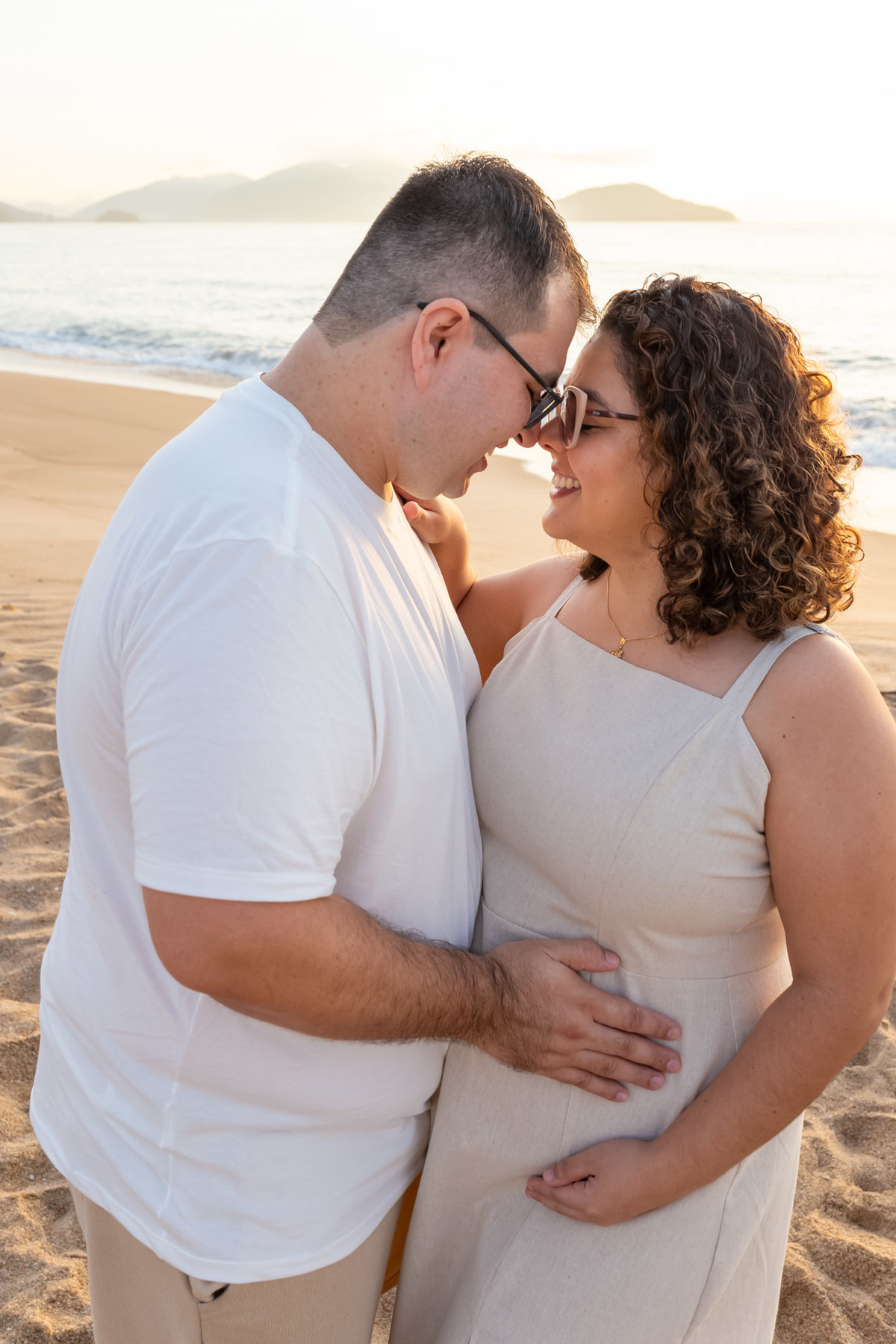 Ensaio gestante na praia - Praia do Capricórnio - Caraguatatuba/SP - Fotógrafos Jhuli e Rogério