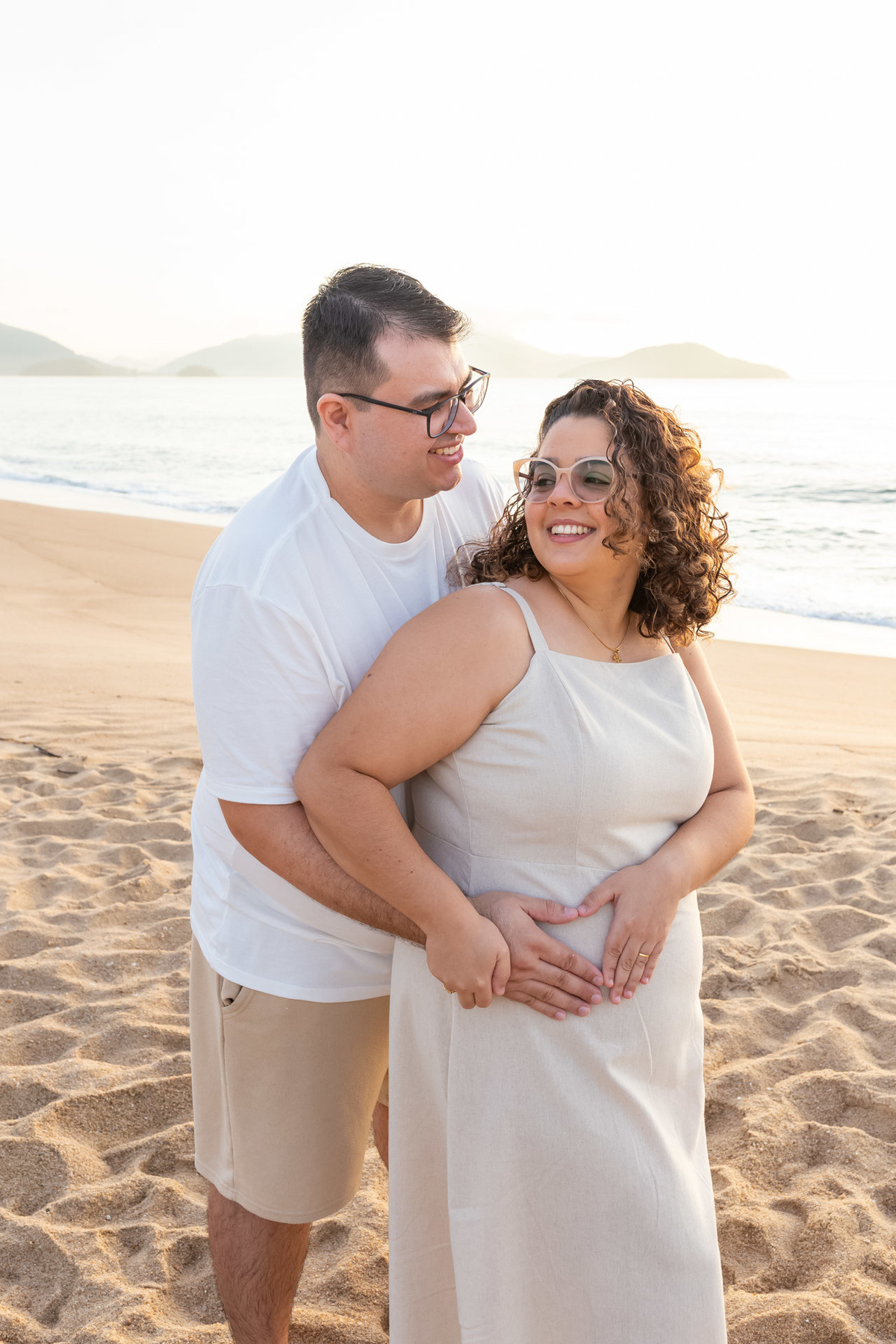 Ensaio gestante na praia - Praia do Capricórnio - Caraguatatuba/SP - Fotógrafos Jhuli e Rogério
