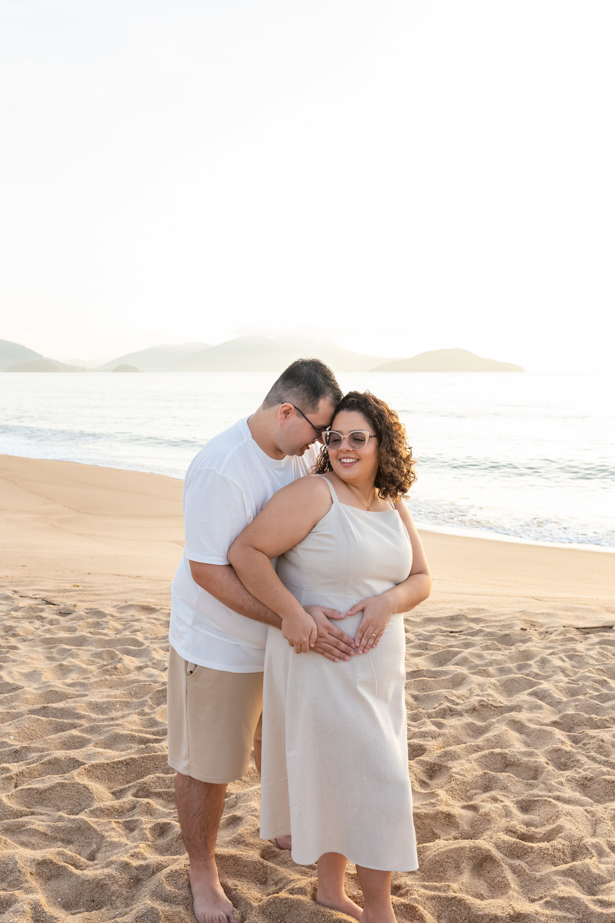 Ensaio gestante na praia - Praia do Capricórnio - Caraguatatuba/SP - Fotógrafos Jhuli e Rogério