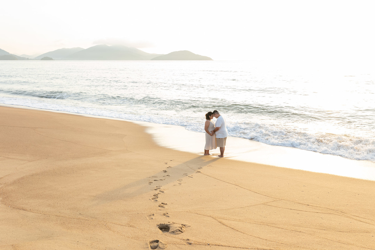 Ensaio gestante na praia - Praia do Capricórnio - Caraguatatuba/SP - Fotógrafos Jhuli e Rogério
