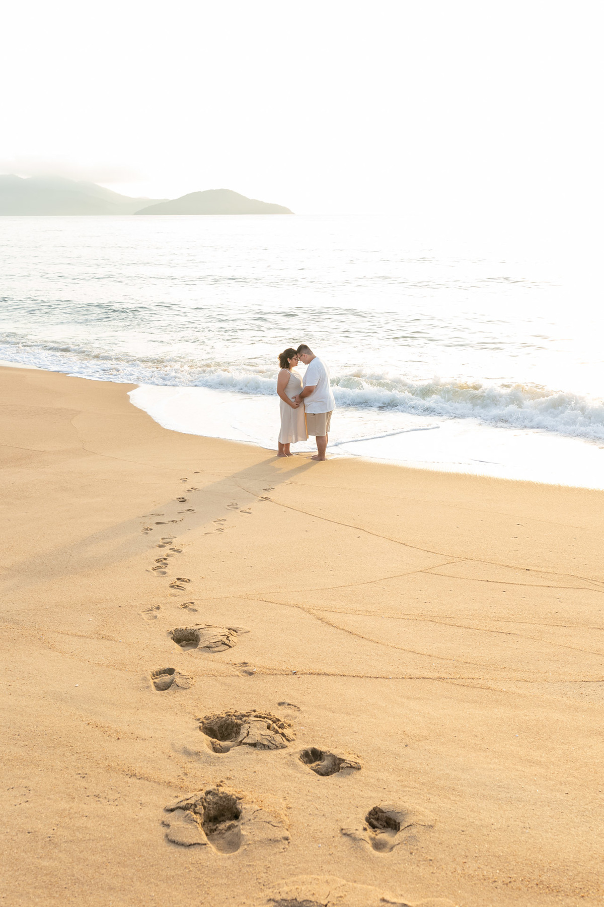 Ensaio gestante na praia - Praia do Capricórnio - Caraguatatuba/SP - Fotógrafos Jhuli e Rogério