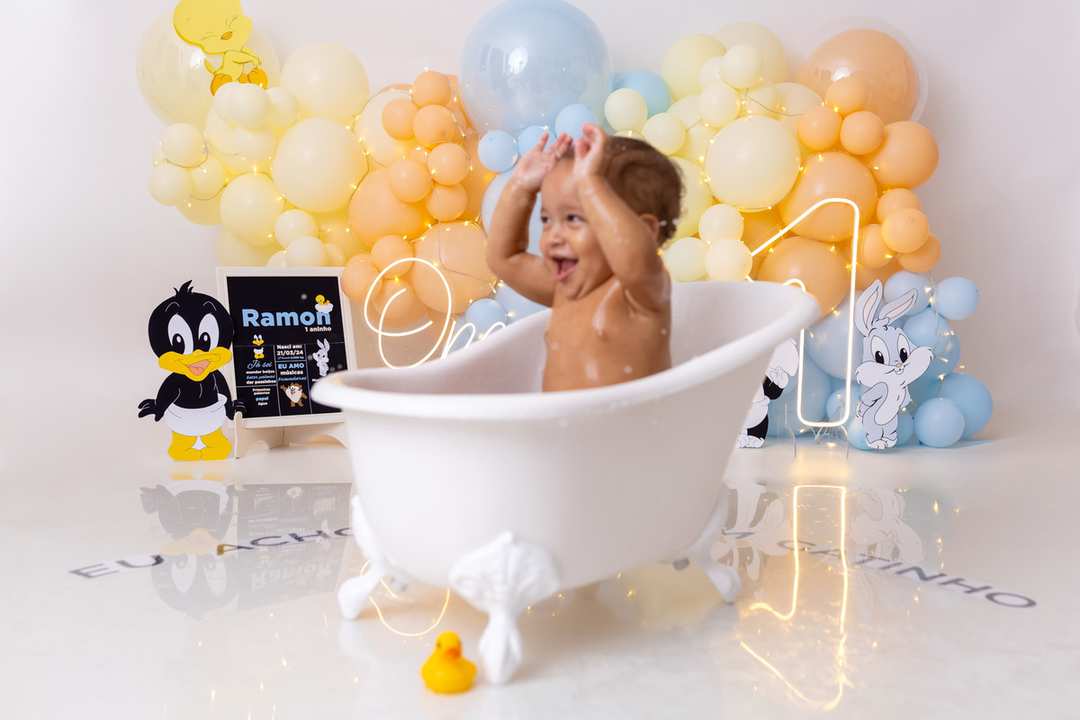 smash the cake Caraguatatuba - ensaio baby looney tunes - fotografia infantil Caraguatatuba - primeiro aninho - Estúdio On Click Fotografia - smash the cake temático menino
