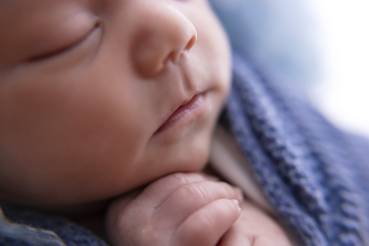 Fotografia newborn em estúdio em Caraguatatuba, bebê Isaac com 24 dias.