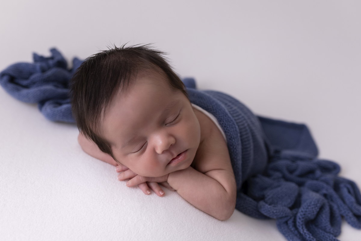 Fotografia newborn em estúdio em Caraguatatuba, bebê Isaac com 24 dias.