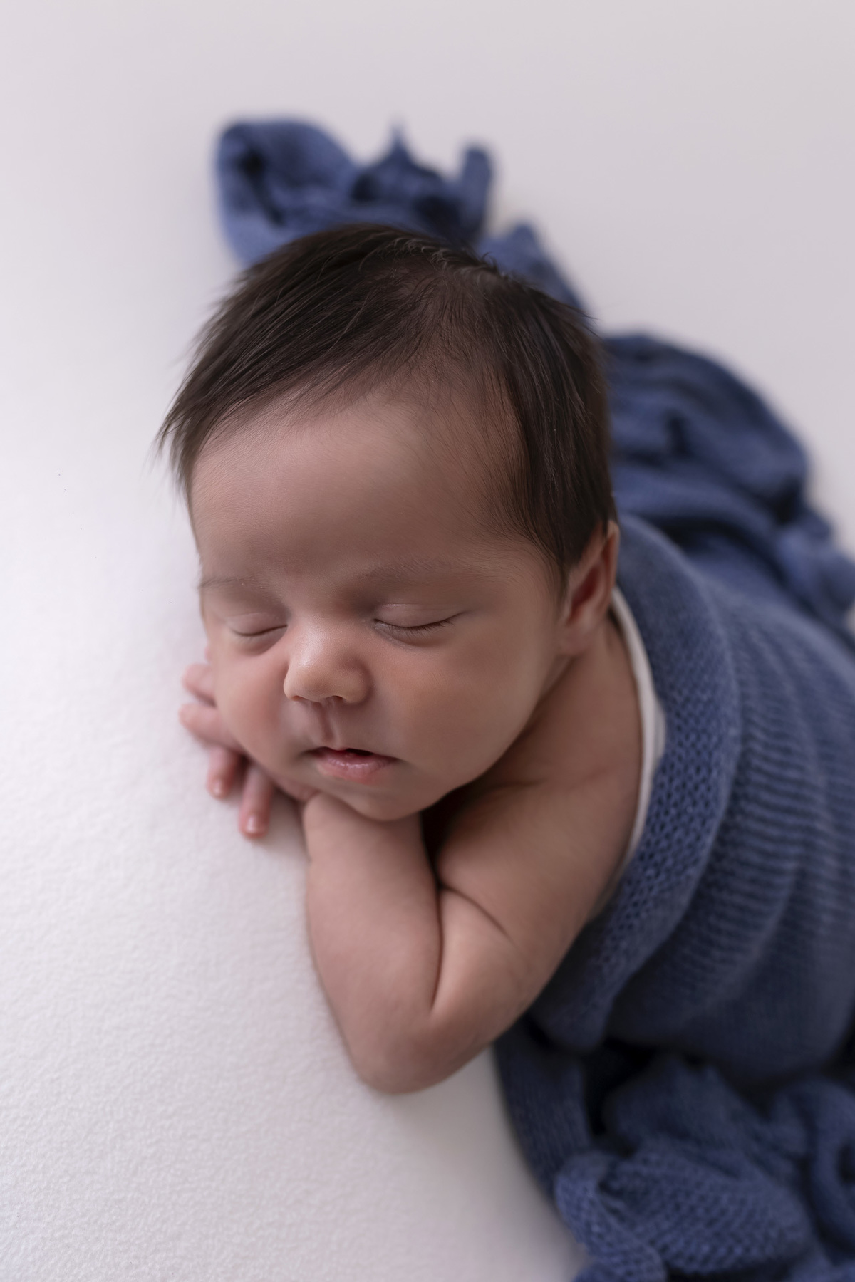 Fotografia newborn em estúdio em Caraguatatuba, bebê Isaac com 24 dias.