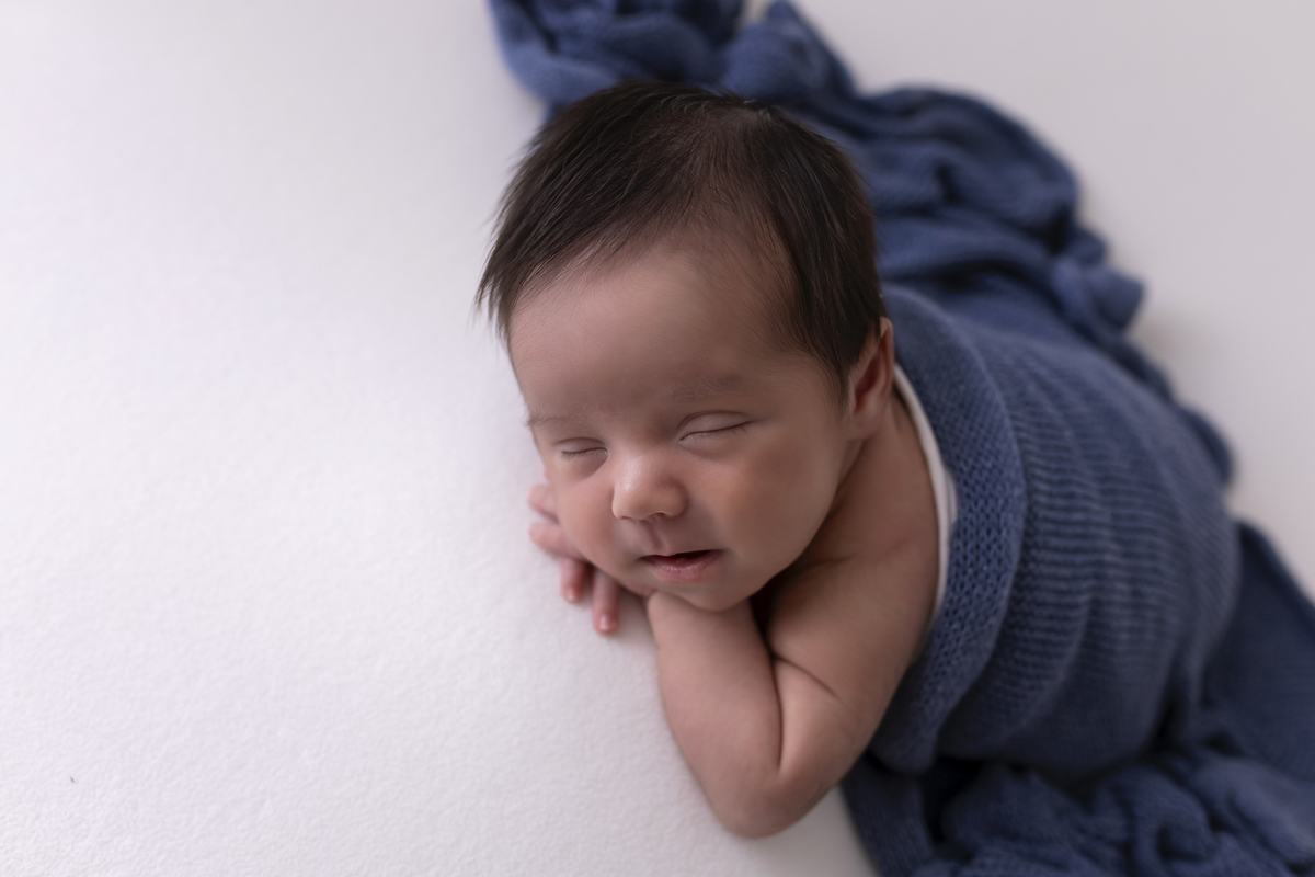 Fotografia newborn em estúdio em Caraguatatuba, bebê Isaac com 24 dias.
