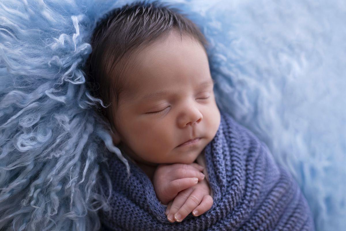 Fotografia newborn em estúdio em Caraguatatuba, bebê Isaac com 24 dias.