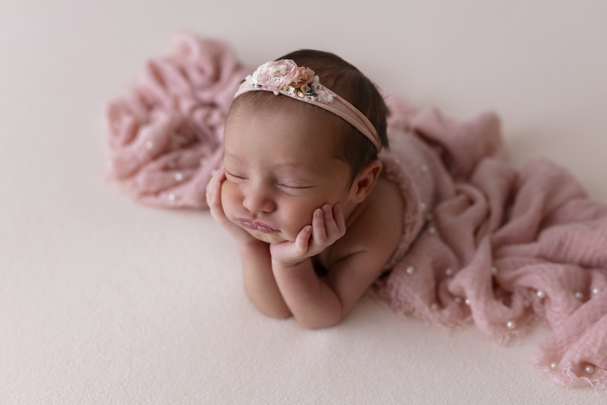 Ensaio newborn da Sofia em estúdio em Caraguatatuba – especialista newborn 