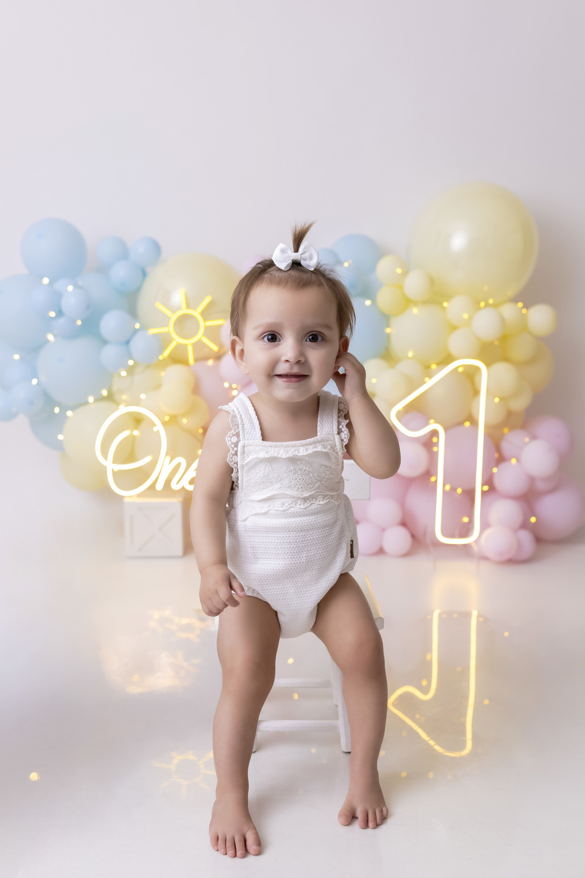 Bebê em ensaio Smash the Fruit tema sol com frutas frescas, cenário colorido e alegre, fotos de 1 ano em estúdio fotográfico em Caraguatatuba