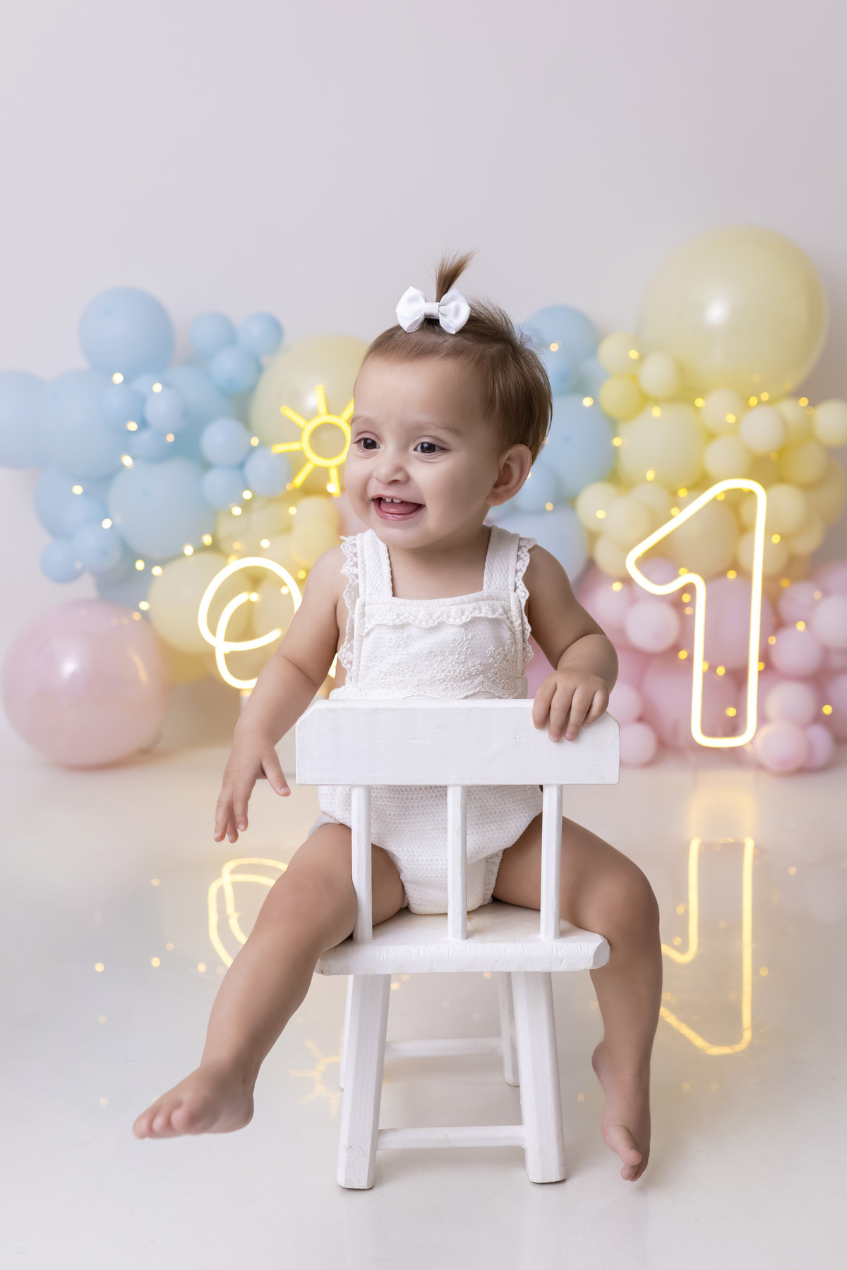 Bebê em ensaio Smash the Fruit tema sol com frutas frescas, cenário colorido e alegre, fotos de 1 ano em estúdio fotográfico em Caraguatatuba