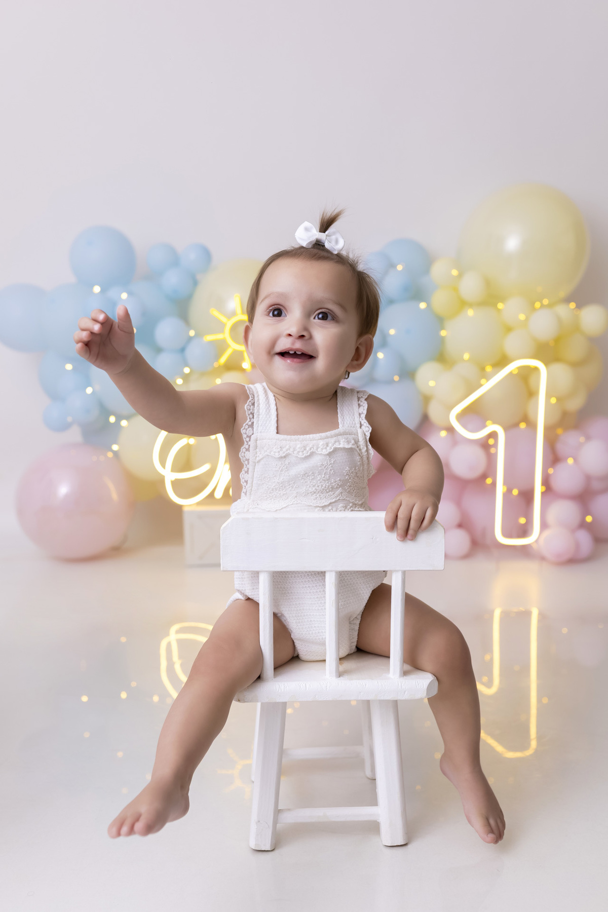 Bebê em ensaio Smash the Fruit tema sol com frutas frescas, cenário colorido e alegre, fotos de 1 ano em estúdio fotográfico em Caraguatatuba