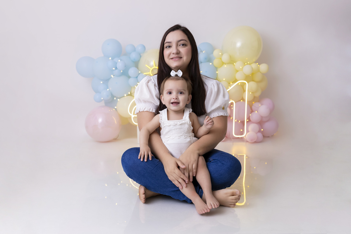 Bebê em ensaio Smash the Fruit tema sol com frutas frescas, cenário colorido e alegre, fotos de 1 ano em estúdio fotográfico em Caraguatatuba